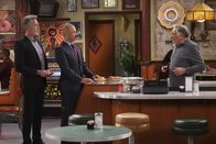 Superior Donuts – Als Fawz (Maz Jobrani, M.) sich für ein besonderes Amt bewirbt, gefällt das seinem Gegenspieler Manfred (Michael McDonald, l.) nicht wirklich und auch Arthur (Judd Hirsch, r.) könnte nach der Wahl den Wind der Veränderung zu spüren bekommen ...