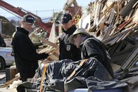 Navy CIS – Müssen den Mord an Alessandra Ramos, ein Matrosin der US Navy, aufdecken: Gibbs (Mark Harmon, M.), McGee (Sean Murray, l.) und Ducky (David McCallum, r.) ...