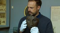 Rätselhafte Geschichte – Jamie Theakston hält im Museum von Langres, Frankreich, eine eiserne Maske in den Händen. Ist sie das Original?
