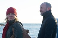 From Darkness – Polizist John Hind (Johnny Harris, r.) reist extra nach Schottland, um seine ehemalige Kollegin Claire (Anne-Marie Duff, l.) um Hilfe zu bitten. Doch Claire freut sich ganz und gar nicht über den unerwarteten Besuch.
