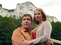 Zwei Herzen und ein Edelweiß – Ende gut, alles gut: Bettina (Julia Jäger) und Martin (Sascha Hehn).