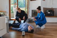 Die Rosenheim-Cops – Die Todesursache ist nicht nur für die neue Pathologin Ela Atay (Sevda Polat, r.) offensichtlich, sondern auch für Polizeihauptmeister Mohr (Max Müller, l.): Das Opfer, Bernd Schuster, wurde durch einen Pfeil getötet.