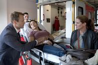 Die Kanzlei – Yasmin (Sophie Dal, M.) hat einen Zusammenbruch. Besorgt beobachten ihr Mann Lars Meckel (Matthias Ziesing, l.) und Gudrun (Katrin Pollitt, r.) ihren Abtransport mit dem Krankenwagen.
