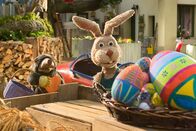 Rudis Rasselbande – Grete (Viviane Podlich) und Otto (Franziska Rattay) sind enttäuscht: Der Osterhasenhund hat die Eier ja gar nicht versteckt!