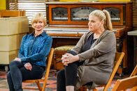 Mom – Jill (Jaime Pressly, l.); Tammy (Kristen Johnston, r.)