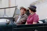 Die Durrells auf Korfu – Spiros (Alexis Georgoulis) und Louisa (Keeley Hawes) sind in geheimer Mission unterwegs.