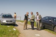 Die Rosenheim-Cops – Bei einer Routinefahrt entdeckt Polizist Mohr (Max Müller, li.) ein verunglücktes Fahrzeug. Am Tatort stellen Hansen (Igor Jeftic, re.) und Prantl (Andreas Giebel, m.) fest, dass es sich um Mord handelt.
