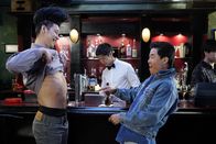 Fresh off the Boat – Hauen auf den Putz: die Nebenwirkungen des Alkohols machen Louis (Randall Park, r.) und Chau (Jeremy Lin, l.) nichts aus ...