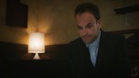 Elementary – Sherlock (Jonny Lee Miller) zweifelt an den Motiven seines Vaters, der anbietet, dem Ermittlerduo bei ihrem neusten Fall zu helfen ...