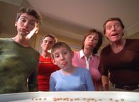 Malcolm mittendrin – Was ist nur mit Reese (Justin Berfield, l.), Malcolm (Frankie Muniz, 2.v.l.), Dewey (Eric Per Sullivan, M.), Lois (Jane Kaczmarek, 2.v.r.), und Hal (Bryan Cranston, r.) los?