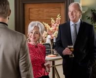 Young Sheldon – Connie "Meemaw" Tucker (Annie Potts, l.); Coach Dale Ballard (Craig T. Nelson, r.)