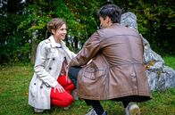 Sturm der Liebe – Leander (Marcel Zuschlag, r.) und Eleni (Dorothée Neff, l.) treffen sich am Findling.