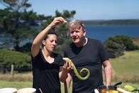 Gordon Ramsay: Kulinarische Abenteuer – Gordon Ramsay (r.)