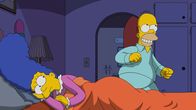Die Simpsons – Währen Marge einfach nur schlafen möchte (l.), hat Homer (r.) eine grandiose Idee, die ihn kein Auge zumachen lässt. Er will eine App erfinden, die sein Leben in Zukunft erleichtern wird ...