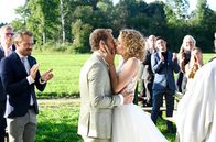Sturm der Liebe – Hochzeit: Die Hochzeitsgesellschaft um Erik (Sven Waasner, 2.v.l.) jubelt, als sich Maja (Christina Arends, 4.v.l.) und Florian (Arne Löber, 3.v.l.) nach dem Ja-Wort küssen (mit Komparserie).