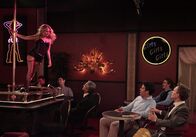 How I Met Your Mother – Ted (Josh Radnor, 3.v.r.) und Barney (Neil Patrick Harris, r.) sind total überrascht, als sie im Stripclub auf Quinn (Becki Newton, l.) treffen ...