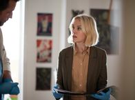 The Mallorca Files – Der spanische Fußballstar Rico erhält Morddrohungen per Post. Polizistin Miranda Blake (Elen Rhys) und ihr Kollege Max Winter (Julian Looman) untersuchen die Schriftstücke.