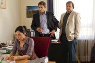 Die Rosenheim-Cops – Die Kommissare Hansen (Igor Jeftic, M.) und Hartl (Michael A. Grimm, r.) ahnen, dass die Vereinssekretärin Stefanie Eder (Sabrina White, l.) ein falsches Spiel spielt.