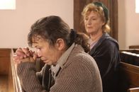 Inspector Barnaby – Alyssa Bradley (Marion Bailey, l.) und Lynne Fox (Maggie Steed, r.).