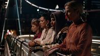 neoriginal: Deadlines – Von links: Lena (Sarah Bauerett), Elif (Jasmin Shakeri), Jo (Salka Weber) und Franzi (Llewellyn Reichman) und stehen am Brückengeländer mit sauren Pommes in der Nase.