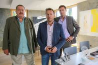 Die Rosenheim-Cops – Der Ex-Freund des Opfers, Klaus Köhler (Serge Falck, M.), rückt auf die Liste der Verdächtigen von Hofer (Joseph Hannesschläger, l.) und Hansen (Igor Jeftic, r.). Wollte er die Trennung nicht wahrhaben?