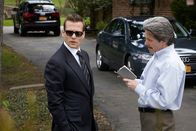 Suits – Harveys (Gabriel Macht, l.) Verhältnis zu seinem ehemaligen Mentor Cameron Dennis (Gary Cole, r.) hat sich komplett verändert. Der Staatsanwalt lässt keine Gelegenheit aus, Harvey vorzuführen.