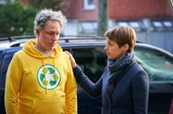 Rentnercops – Vicky Adam (Katja Danowski, r.) befragt Torsten Hahn (Jörn Knebel, l.). Dieser wurde von der Müllabfuhr in letzter Minute aus dem Müllcontainer gefischt. An seine Identität kann er sich nicht erinnern und auch nicht, wie er in den Container gelangt ist.
