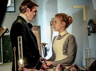 Charité – Georg Tischendorf (Maximilian Meyer-Bretschneider, l.) gesteht Ida (Alicia von Rittberg, r.) erneut seine Liebe.