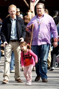 Modern Family – v.li.: Mitchell Pritchett (Jesse Tyler Ferguson), Lily Tucker-Pritchett (Aubrey Anderson-Emmons), Cameron Tucker (Eric Stonestreet).