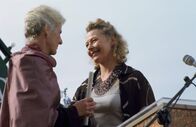 Inspector Barnaby – Grace Maplin (Stella Gonet, r.) überreicht Camilla Crofton (Susan Engel, l.) den Preis für ihr Lebenswerk.