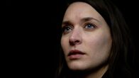 neoriginal: Hidden Agenda – Die junge Wirtschaftsanwältin Emily (Josefin Asplund) will die Drahtzieher der Entführung des schwerreichen Konzernerben Philip Schale finden. Doch sie stößt zunehmend auf Widerstand in ihrer Kanzlei.