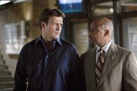 Castle – Der aktuelle Fall zieht immer weitere Kreise: Captain Roy Montgomery (Ruben Santiago-Hudson, r.) und Richard Castle (Nathan Fillion, l.)