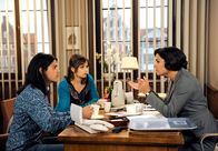 Rote Rosen – ARD ROTE ROSEN FOLGE 1149 Uhr im ERSTEN. Anne (Caroline Kiesewetter, r.) ist von Rajans (Daniel Popat, l.) und Ellas (Sarah Alles, M.) Idee, über ein lokales Netzwerk junge Wähler zu erreichen, begeistert.