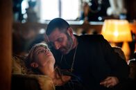 Suburra – Manfredi Anacleti (Adamo Dionisi, r.) zwingt Sabrina (Giulia Elettra Gorietti, l.), den Namen ihres Kunden preiszugeben.