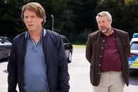 Die Rosenheim-Cops – Kommissar Stadler (Dieter Fischer, r.) befragt Karl-Heinz Neuhaus (Martin Spitzweck, l.), den Ehemann des Opfers.