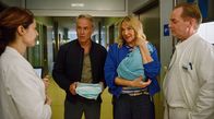 Praxis mit Meerblick – Nora Kaminski (Tanja Wedhorn) und Dr. David Mandel (Marco Girnth) bringen ihren Schützling zum Check ins Krankenhaus zu Dr. Axel Heckmann (Patrick Heyn) und Dr. Maja Pirsich (Anne Werner).