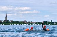 WaPo Bodensee – Wettkampf: Paul (Tim Wilde, l.) schwimmt zu Max Behringer (Max Ruff, r.), der offensichtlich Probleme hat.