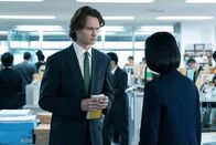 Tokyo Vice – Jake Adelstein (Ansel Elgort, l.)