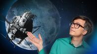 Quarks – ARD/WDR QUARKS IM ERSTEN, "Zurück zum Mond - warum der plötzlich wieder wichtig ist" Uhr im ERSTEN. Ein neuer Wettlauf zum Mond hat begonnen. Staaten und Firmen wollen unbedingt zurück – für Rohstoffe, Prestige und als Sprungbrett zum Mars. Doch die Tücke liegt im Detail: winziger Mondstaub kann Technik lahmlegen. Die Lösung? Kommt aus der Eifel. Quarks zeigt, wie Astronaut:innen für die nächste Mondmission trainieren, welchen Einfluss der Mond wirklich auf unseren Alltag hat und löst das Rätsel, warum er manchmal so riesig wirkt, fast zum Greifen nah.