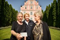 WaPo Bodensee – Ursula Wiesel (Cordula Trantow, l.) und Gertraud Bergmann (Grit Böttcher, 2.v.l.) identifizieren Mechthild, die Mutter von Nele (Floriane Daniel, M.), als weitere Geliebte des ermordeten Alfred.
