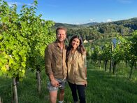 Hoagascht – Jürgen Trummer steht mit Freundin Bianca in seinem Weinberg während ServusTV's Hoagascht „In der Buschenschank" Weingut Trummer in Spielfeld, Steiermark Österreich am 17. September 2025.