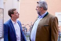 Die Rosenheim-Cops – Die Kommissare Bach (Patrick Kalupa, l.) und Stadler (Dieter Fischer, r.) ermitteln im Mordfall des Kuscheltrainers Marco Däubler.
