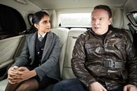Wild Bill – Bills Chef Keith Metcalfe (Tony Pitts) versucht, Lydia (Anjli Mohindra) auf seine Seite zu ziehen, um Bill loszuwerden.