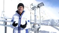 SMS - Schwanke meets Science – Moderator Karsten Schwanke und Messgeräte zur CO2-Konzentration in der Atmosphäre.