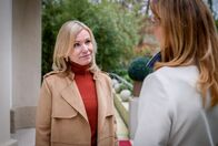Sturm der Liebe – Katja (Isabell Stern, l., mit Daniela Kiefer, r.) geht bewusst auf Distanz zu Markus.