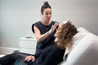 Mona mittendrin – Mona mittendrin Botox, Brust-OP und Nasenkorrektur – Wie weit gehen wir für Schönheit? Brigitta Krisko mit Patientin Sandra 2024 Copyright: SRF