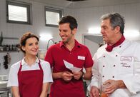 Sturm der Liebe – ARD STURM DER LIEBE FOLGE 1467 Uhr im ERSTEN. Nils (Florian Stadler, M.) hilft Elena (Lili Gesler, l.) vor André (Joachim Lätsch, r.) aus der Patsche.
