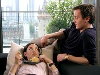 Geld.Macht.Liebe – ARD GELD.MACHT.LIEBE, Folge 6, KETTENREAKTION, Deutschland 2009, Regie Christine Kabisch Uhr im Ersten. Frank (Johannes Zirner) hat sich mit Grace (Milena Karas) versöhnt.