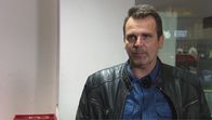 Ermittler! – Kriminalist Thomas Kasbaum und seine Kollegen müssen diesen bizarren Fall lösen, doch davon sind sie weit entfernt, denn außer der Tatwaffe haben sie keine objektiven Spuren.