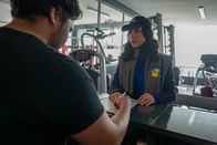 Der Alte – Unter der Tarnung einer Getränkelieferantin kann Annabell Lorenz (Stephanie Stumph) mehr in Erfahrung bringen, als wenn sie sich als Polizistin zu erkennen gibt.